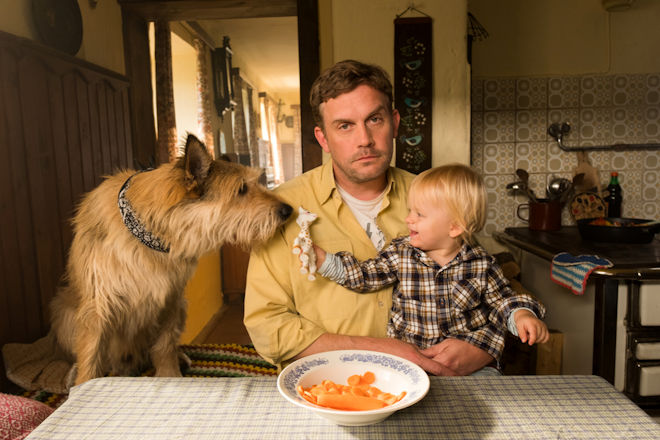 Vaterfreuden am Esstisch: Franz Eberhofer (Sebastian Bezzel, Mitte) mit Paul (Luis Sosnowski, re.) und Hund Ludwig.