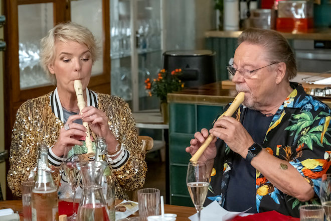 In der 90-min&uuml;tigen Weihnachtssendung "Gute Geschenke, Schei&szlig; Geschenke" l&auml;dt Altmeister J&uuml;rgen von der Lippe zu einem festlich-fr&ouml;hlichen Abend ein, bei dem garantiert kein Auge trocken und kein Spa&szlig; unausgelassen bleibt!