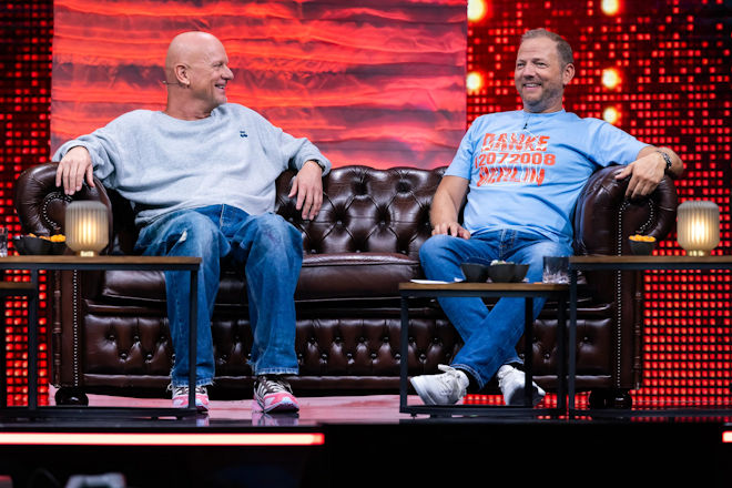 In der neuen Primetime-Show "Legenden der Comedy" begr&uuml;&szlig;t Mario Barth (r.) auch R&uuml;diger Hoffmann (l.).