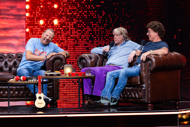 Mario Barth (l.) im Gespräch mit den "Comedy-Legenden" Helge Schneider (M.) und Atze Schröder (r.).
