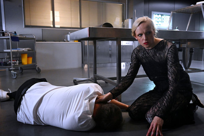 Dr. Veronika Schäfer (Anne Müller, r.) findet ihren Kollegen Dr. Martin Wenger (Raoul A. Nagel, l.) tot in der Rechtsmedizin. Sie scheint aber noch nicht alleine mit dem Opfer zu sein.