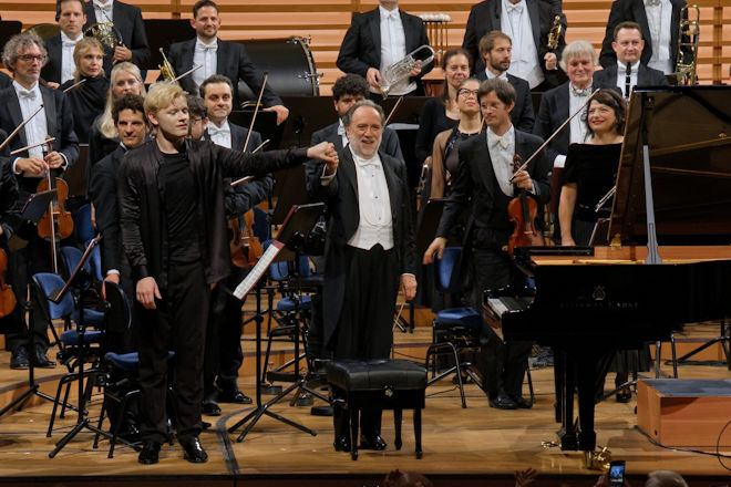 Alexander Malofeev und Riccardo Chailly zusammen mit dem Lucerne Festival Orchestra.