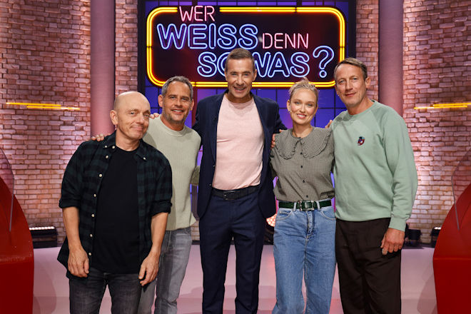 Moderator Kai Pflaume (M.) und seine Rateteam-Kapitäne Bernhard Hoëcker (l.) und Wotan Wilke Möhring (r.) begrüßen heute (27.11.202) bei "Wer weiß denn sowas?" den Schauspieler und Regisseur Moritz Bleibtreu (2.v.l.) und die Schauspielerin Caro Cult (2.v.r.).