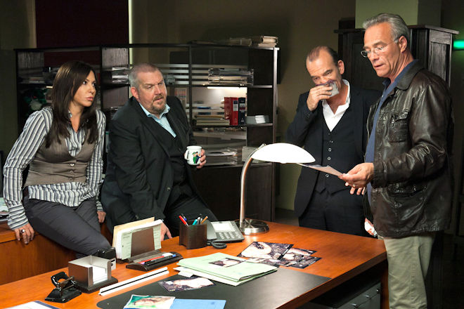 Tatort "Kinderland":  Die Hauptkommissare Eva Saalfeld (Simone Thomalla, links), Andreas Keppler (Martin Wuttke, 2.v.l.), Freddy Schenk, 2.v.l.) und Max Ballauf (Klaus J. Behrendt, rechts) reden &uuml;ber den Fall, der vielleicht ein gemeinsamer sein k&ouml;nnte. Sind die in K&ouml;ln und Leipzig tot aufgefundenen M&auml;dchen von ein und demselben T&auml;ter ermordet worden?
