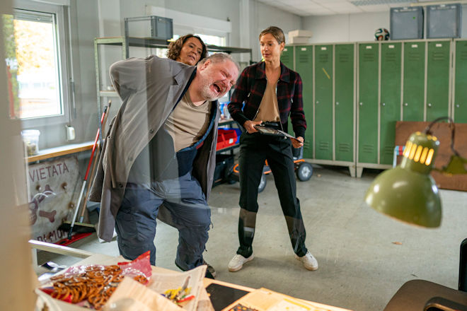 Ludwigshafen-Tatort "Marlon": Lena Odenthal (Ulrike Folkerts) und Johanna Stern (Lisa Bitter) haben Anhaltspunkte, dass Hausmeister Schuster (Georg Blumreiter) in den Tod des Schülers verwickelt ist. Empört von dessen Verhalten greift Lena energisch zu.