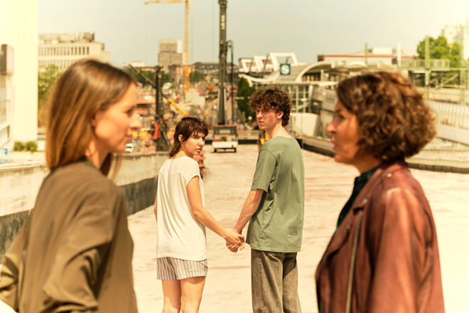 Ludwigshafen-Tatort "Mike & Nisha": Auf der Baustelle einer Ludwigshafener Brücke treffen Nisha (Amina Merai) und Mike (Jeremias Meyer) auf Lena Odenthal (Ulrike Folkerts) und Johanna Stern (Lisa Bitter).