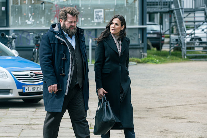 Benjamin Hornberg (Antoine Monot, Jr) und Claudia Strauss (Bettina Zimmermann) auf dem Weg zu neuen Ermittlungen – vor dem Hintergrund eines Polizeieinsatzes.
