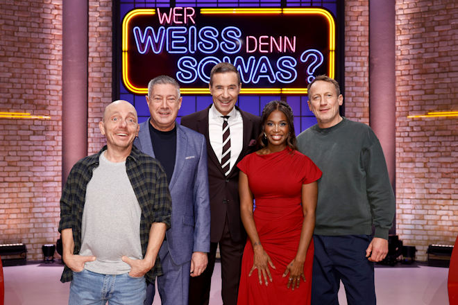 Moderator Kai Pflaume (M.) und seine Rateteam-Kapit&auml;ne Bernhard Ho&euml;cker (l.) und Wotan Wilke M&ouml;hring (r.) begr&uuml;&szlig;en heute (02.02.2026) bei "Wer wei&szlig; denn sowas?" den Fernsehmoderator und TV-Juror, Wertungsrichter und T&auml;nzer Joachim Llambi (2.v.l.) sowie die T&auml;nzerin, Tanztrainerin, Wertungsrichterin und TV-Jurorin Motsi Mabuse (2.v.r.).