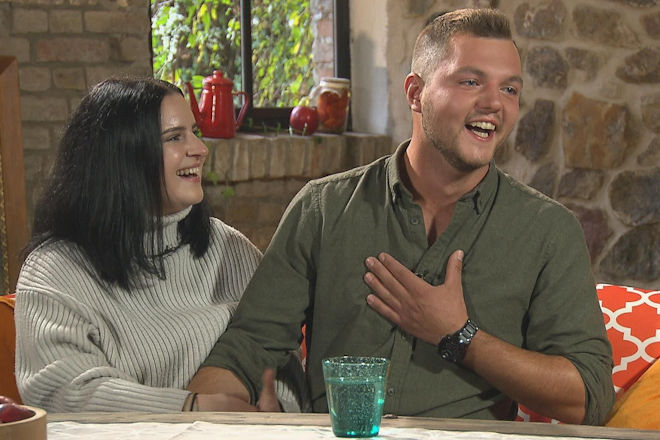 Heute (23.12.2025) bei "Bauer sucht Frau": Michi erf&auml;hrt gerade, dass Valentina sich einen Job in seiner N&auml;he gesucht hat.