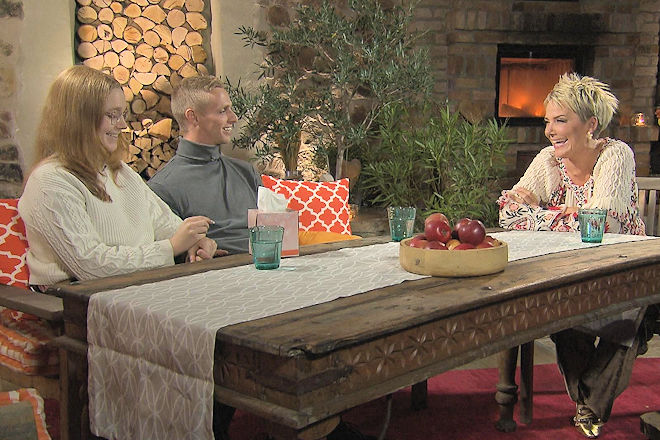 Heute (23.12.2025) bei "Bauer sucht Frau": Pauline und Christopher berichten Inka Bause (re.) &uuml;ber ihre Gef&uuml;hle.