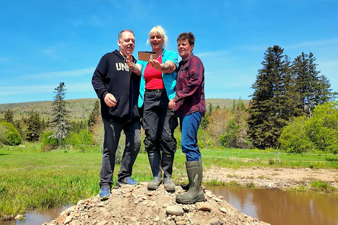 Bauer sucht Frau International: Bisexuelle Farmerin Annette (M.) aus Kanada l&auml;dt Silvio (l.) und Andrea (r.) zur Hofwoche ein.