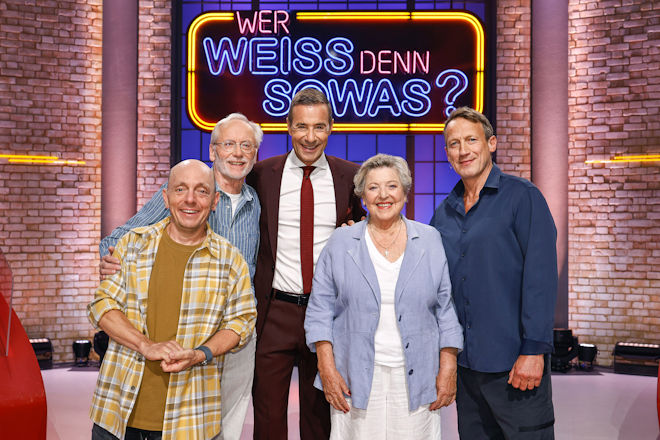 Moderator Kai Pflaume (M.) und seine Rateteam-Kapitäne Bernhard Hoëcker (l.) und Wotan Wilke Möhring (r.) begrüßen heute (20.10.2025) bei "Wer weiß denn sowas?" den Schauspieler Joachim Hermann Luger (2.v.l.) und die Schauspielerin Marie-Luise Marjan (2.v.r.).