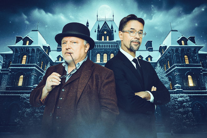 Live, improvisiert und unvorhersehbar: "Tödliches Spiel - Das Live-Krimi-Dinner" mit Axel Prahl (li.) und Jan Josef Liefers (re.) als Krimi-Masterminds.