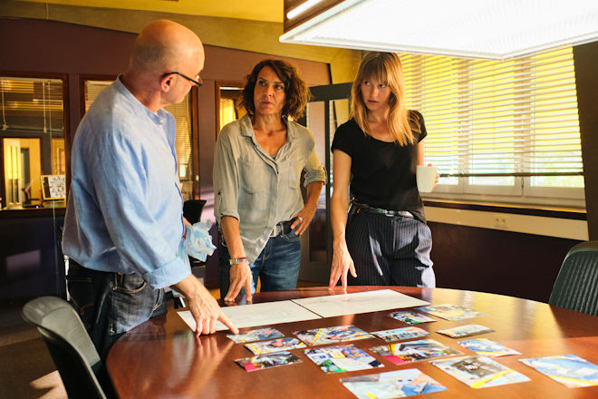 Ludwigshafen-Tatort "Der b&ouml;se K&ouml;nig": Peter Becker (Peter Espeloer), Lena Odenthal (Ulrike Folkerts) und Johanna Stern (Lisa Bitter, rechts) rekonsturieren den Tathergang.