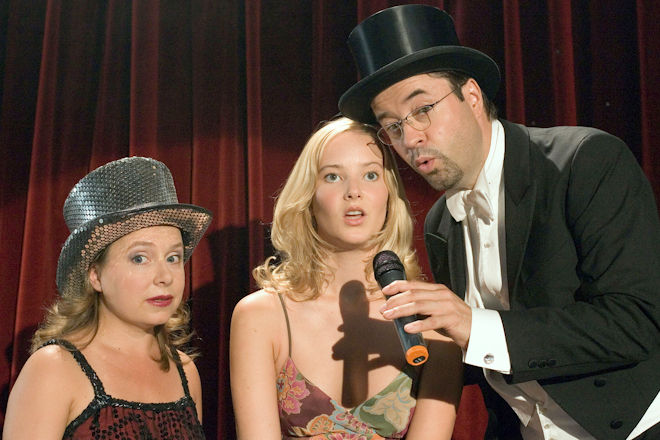 Die Wohltätigkeitsgala im Polizeipräsidium Münster zieht eine folgenschwere Enthüllung nach sich. Bei einem Zaubertrick des Hobby-Magiers Prof. Boerne (Jan Josef Liefers) und seiner Assistentin Silke Haller, alias Alberich (ChrisTine Urspruch, li) erklärt die junge Helena Stettenkamp (Teresa Weißbach) unter Hypnose, ihr vor kurzem verstorbener Großvater sei keines natürlichen Todes gestorben.