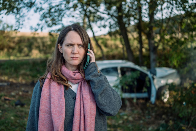 Th&uuml;ringenkrimi "Gerechtigkeit": Rechtsmedizinerin Mala Murphy (Emily Cox) ist auf dem Weg zu ihrem neuen Arbeitsplatz in Jena, als sie auf ein verungl&uuml;cktes Fahrzeug auf der Landstra&szlig;e st&ouml;&szlig;t.