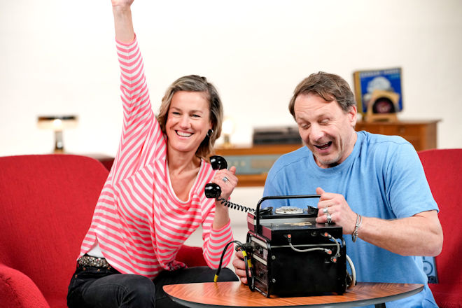 Schauspielerin Rhea Harder-Vennewald und Schauspieler Hendrik Duryn testen die Blaumeise 3 - ein Funktelefon, dass die DDR für Mexiko entwickelte.