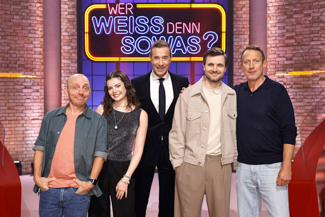 Moderator Kai Pflaume (M.) und seine Rateteam-Kapitäne Bernhard Hoëcker (l.) und Wotan Wilke Möhring (r.) begrüßen heute (13.11.2025) bei "Wer weiß denn sowas?" die Komikerin Maria Clara Groppler (2.v.l.) und den Komiker, Webvideoproduzent, Schauspieler und Sänger Philipp "Phil" Laude (2.v.r.).