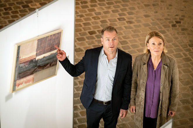 "Marie Brand und die lange Nase": Marie Brand (Mariele Millowitsch) ist zusammen mit J&uuml;rgen Simmel (Hinnerk Sch&ouml;nemann) im Museum. J&uuml;rgen Simmel hat durch das Zurechtr&uuml;cken eines Kunstwerkes den Alarm im Museum ausgel&ouml;st.