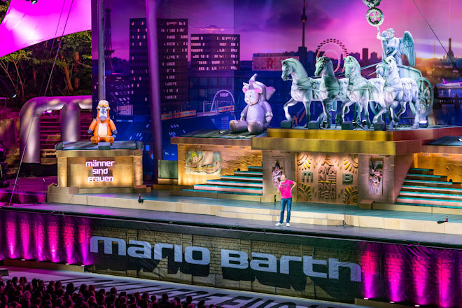 Mario Barth mit seinem Live-Programm "M&auml;nner sind Frauen, manchmal aber auch ... vielleicht" auf der Waldb&uuml;hne in Berlin.