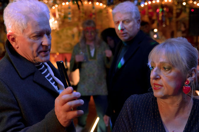 M&uuml;nchen-Tatort "Kehraus":  Ivo Batic (Miroslav Nemec, links) zeigt Irmi (Johanna Bittenbinder) ein Bild. Hinten: Franz Leitmayr (Udo Wachtveitl). Weiteres Bildmaterial finden Sie unter www.br-foto.de.