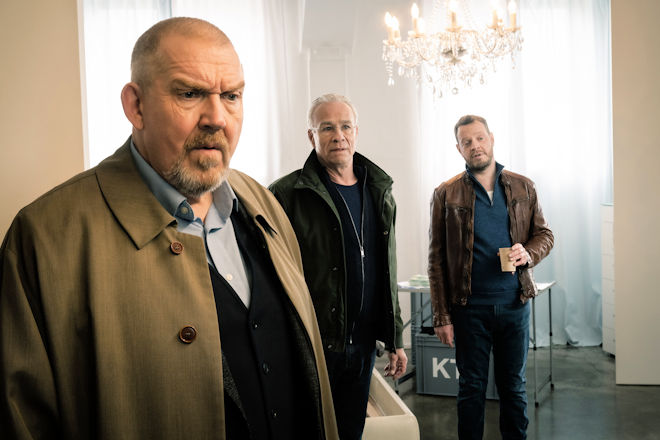 K&ouml;ln-Tatort "Diesmal ist es anders": Die Kommissare Freddy Schenk (Dietmar B&auml;r, l), Max Ballauf (Klaus J. Behrendt, M) und Norbert J&uuml;tte (Roland Riebeling, r) in der Wohnung des Mordopfers Peer Schwarz. Obwohl der auf dem Papier ein arbeitsloser Journalist war, lebte er durchaus luxuri&ouml;s.