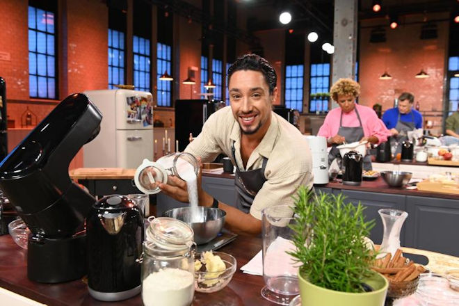 Ren&eacute; Casselly hat sichtlich Spa&szlig; beim "gro&szlig;en Promibacken".