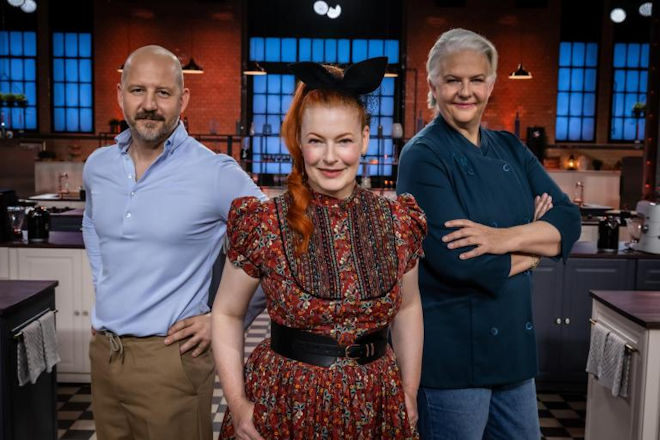 Moderatorin Enie van de Meiklokjes (M.) sowie die Juroren Bettina Schliephake-Burchardt (r.) und Christian Hümbs (l.) präsentieren heute wieder "Das große Promibacken".