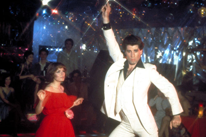 Auf der Tanzfläche stiehlt ihm niemand die Show: Mit seinen Tanzschritten beeindruckt Tony (John Travolta) nicht nur die etwas ältere Stephanie (Karen Lynn Gorney) aus Manhattan.