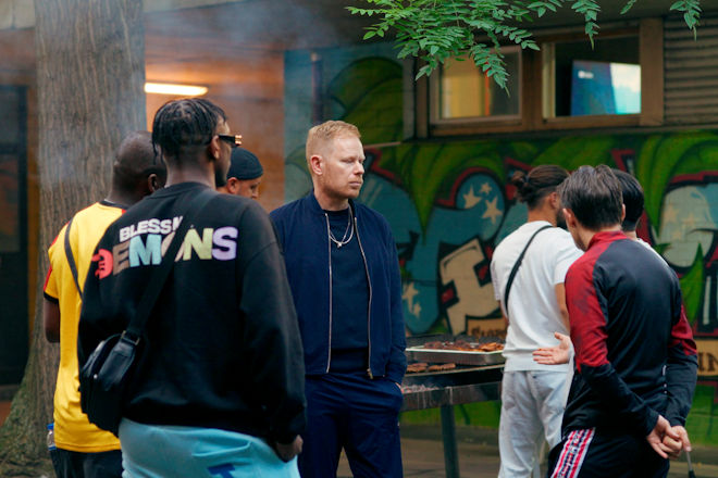 Peter Fox im Hinterhof eines Neuköllner Wohngebäudes mit dem Newcomer Kevin und seiner Crew.