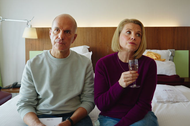Familienkom&ouml;die "Merz gegen Merz - Gest&auml;ndnisse": Anne Merz (Annette Frier) und ihr Ex-Mann Erik (Christoph Maria Herbst) nutzen den kurzen Moment der Ruhe, bevor das Chaos der anderen Familienmitglieder wieder losbricht.