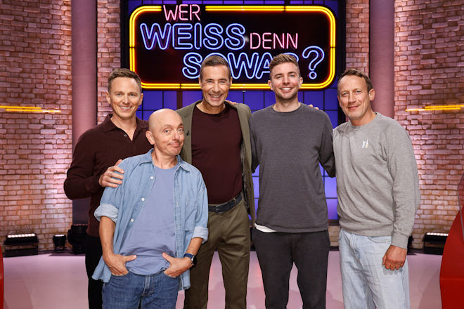 Moderator Kai Pflaume (M.) und seine Rateteam-Kapitäne Bernhard Hoëcker (2.v.l.) und Wotan Wilke Möhring (r.) begrüßen heute (05.12.2025) bei "Wer weiß denn sowas?" den Fernsehmoderator und Journalist Jochen Breyer (l.) und den ehemaligen Profi-Fußballspieler und Autor Christoph Kramer (2.v.r.).