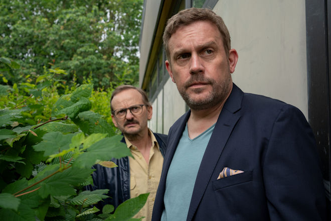 Fernsehfilm "Danowski - Neunauge": Adam Danowski (Milan Peschel, li.) und Martin Gaitner (Sebastian Bezzel, re.) sind auf dem Weg um sich im Keller die mumifizierte Leiche anzuschauen.