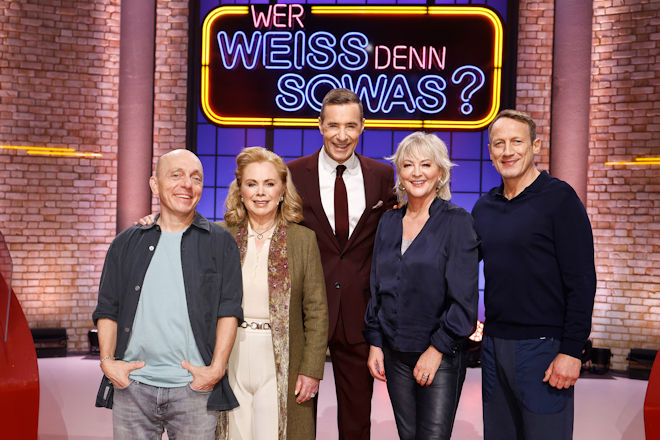 Moderator Kai Pflaume (M.) und seine Rateteam-Kapit&auml;ne Bernhard Ho&euml;cker (l.) und Wotan Wilke M&ouml;hring (r.) begr&uuml;&szlig;en heute (09.03.2026) bei "Wer wei&szlig; denn sowas?" die niederl&auml;ndische Moderatorin Marijke Amado (2.v.l.) und die Fernsehmoderatorin Ulla Kock am Brink (2.v.r.).