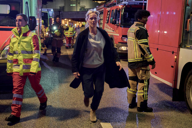 Riccarda Hövemann (Anna Schudt) sucht auf der Unfallstelle nach ihrem Lebensgefährten, den Fahrer des Unfallbusses.