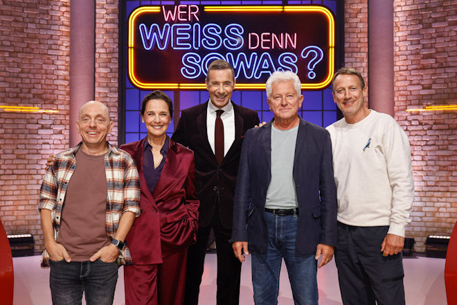 Moderator Kai Pflaume (M.) und seine Rateteam-Kapitäne Bernhard Hoëcker (l.) und Wotan Wilke Möhring (r.) begrüßen heute (24.11.2025) bei "Wer weiß denn sowas?" die Moderatorin und Schauspielerin Désirée Nosbusch (2.v.l.) und den Schauspieler, Musiker und Autor Miroslav Nemec (2.v.r.).