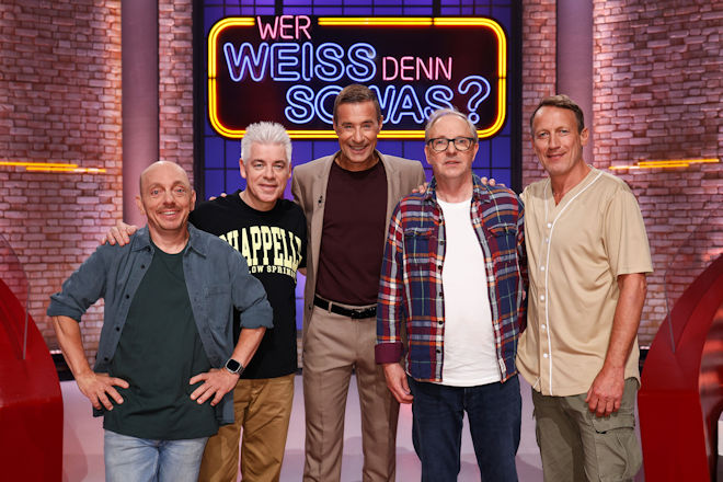 Moderator Kai Pflaume (M.) und seine Rateteam-Kapitäne Bernhard Hoëcker (l.) und Wotan Wilke Möhring (r.) begrüßen heute bei "Wer weiß denn sowas?" den Komiker und Autor Michael Mittermeier (2.v.l.) und den Schauspieler, Komiker und Musiker Olli Dittrich (2.v.r.).