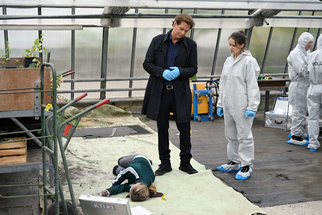 Freitagskrimi "Absolute Wahrheit" aus der Krimireihe "Der Alte": Caspar Bergmann (Thomas Heinze, 2.v.l.) l&auml;sst sich von Dr. Luisa Geiger (Sidonie von Krosigk, M.) die ersten Erkenntnisse zu den Todesumst&auml;nden von Elena Fuchs (Fritzi Hennemann) geben.