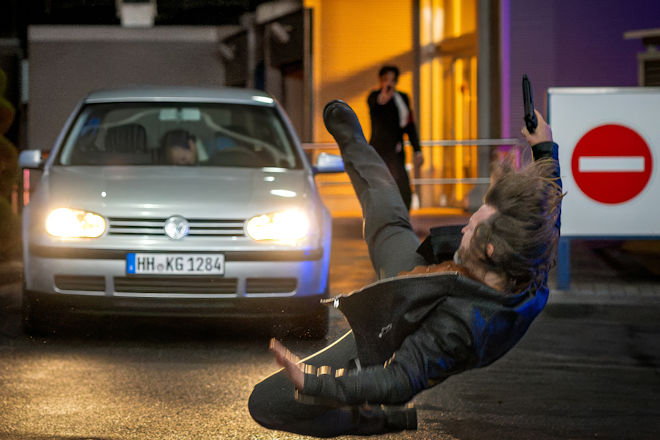 "Der Besch&uuml;tzer - Wissen, das t&ouml;tet": BKA-Personensch&uuml;tzer Jan Sch&auml;fer (Tobias Oertel) sch&uuml;tzt Julian Raabe (Jan Krauter, im Auto) und schaltet einen Angreifer aus.