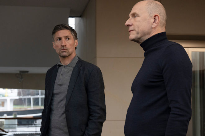 Thriller "Ostfriesenh&ouml;lle": Dr. Gerd Weber (Benjamin Sadler, l.) erh&auml;lt eben die Nachricht, dass ein Jugendlicher vergiftet wurde und pr&uuml;ft daraufhin die Reaktion seines Chefs Walter Grothejan (G&ouml;tz Schubert, r.).