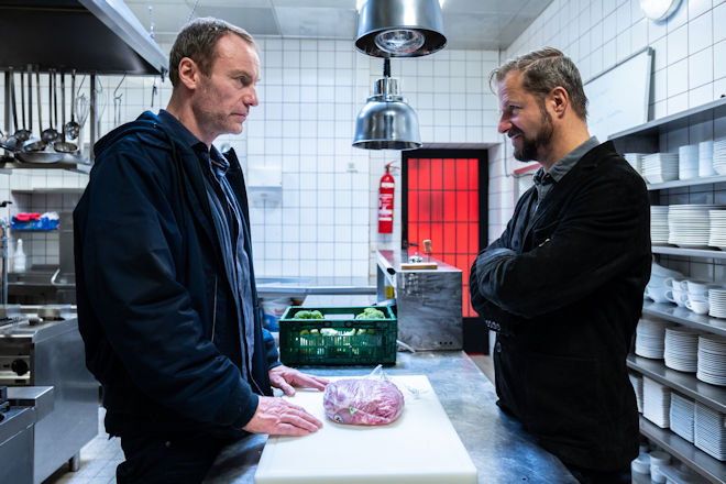 Lukas Geier (Philipp Hochmair, r.) wird erneut von seiner Vergangenheit eingeholt, als ausgerechnet einer der meistgesuchten Mörder der Mafia Roland Büttner (Mark Waschke, l.) in den Zeugenschutz möchte.