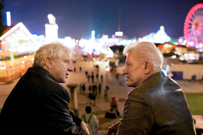 Die Hauptkommissare Franz Leitmayr (Udo Wachtveitl, l.) und Ivo Batic (Miroslav Nemec, r.) blicken auf die Theresienwiese.