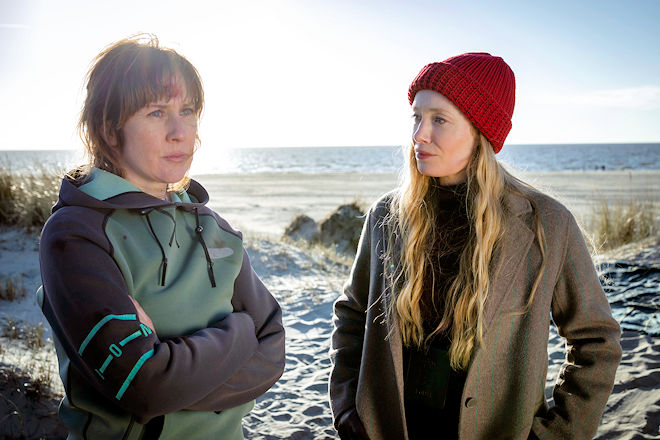D&auml;nemark-Krimi "Die Tote in den D&uuml;nen": Kommissarin Frida Olsen (Katharina Heyer, re.) und die verletzte Polizistin Ida S&ouml;rensen (Marlene Morreis, li.) am Tatort in den D&uuml;nen.