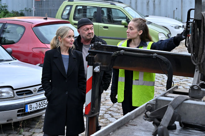 Samstagskrimi "Ein starkes Team - Abgeschleppt": Jana Hellwig (Rosa Falkenhagen, r.) ist eine Angestellte des toten Abschleppunternehmers und liefert Otto (Florian Martens, M.) und Linett (Stefanie Stappenbeck, l.) erste wertvolle Hinweise.