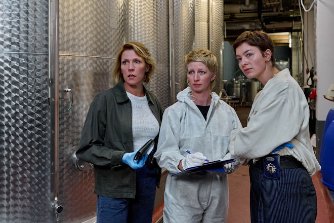 Freitagskrimi "Wein und Wahrheit" aus der Reihe "Mordufer": Kriminalkommissarin Doro Beitinger (Franziska Weisz, l.), Sarah Hertweg von der KTU (Anna Gesa-Raija Lappe, M.) und Kriminalhauptkommissarin Chiara Locatelli (Maria W&ouml;rdemann, r.) rekonstruieren nach einem mysteri&ouml;sen Todesfall in einem Weinkeller den Tathergang.