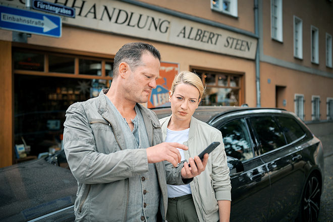 Martin Wondrack (Thimo Meitner), der beste Freund des Opfers, benimmt sich seit dessen Tod enorm seltsam. Grund genug für Bruno Lewandwoski (Aurel Manthei, l.) und Theresa Wolff (Nina Gummich, r.), den jungen Studenten genauer unter die Lupe zu nehmen.