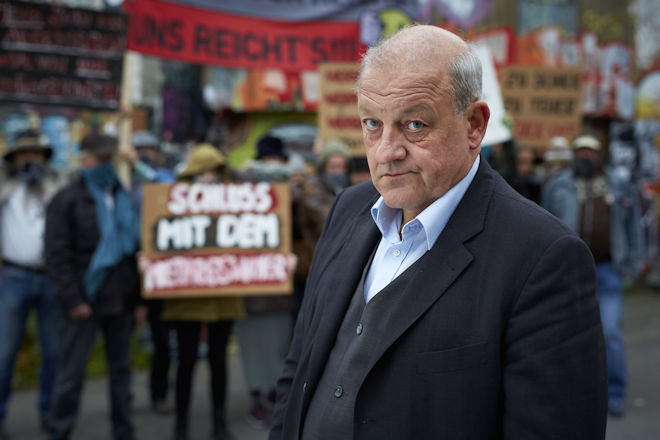 Wilsberg-Krimi "Mord und Beton": Georg Wilsberg (Leonard Lansink) unter falscher Identität als finanzstarker Investor bei einer Demonstration der Freihafen Initiative Münster.