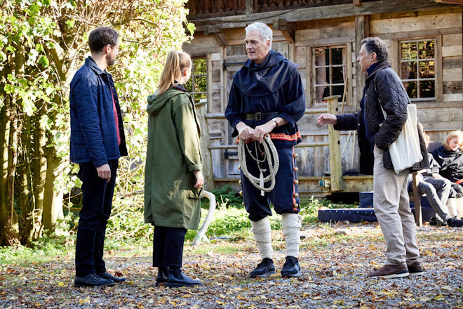 "Der Kommissar und der See - Narrenfreiheit": Martin Keller (Dominik Maringer) und Annika Wagner (Nurit Hirschfeld) unterhalten sich mit Robert Anders (Walter Sittler) und Hannes Buck (Gerhard Wittmann).