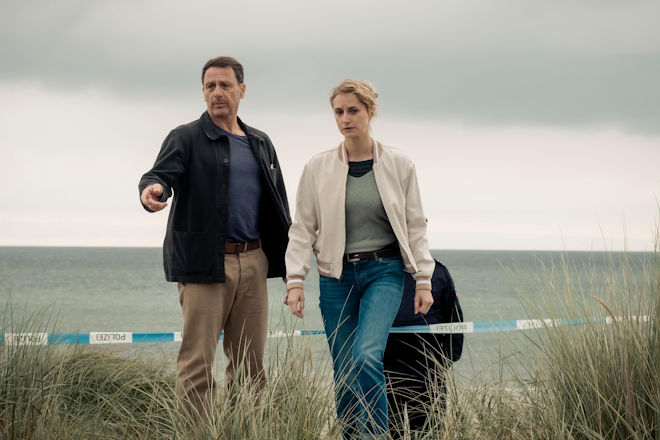 Tjark Wolf (Hendrik Duryn) und Femke Folkmer (Pia Barucki) ermitteln im Nordsee-Krimi "Dünentod: Die Frau am Strand".