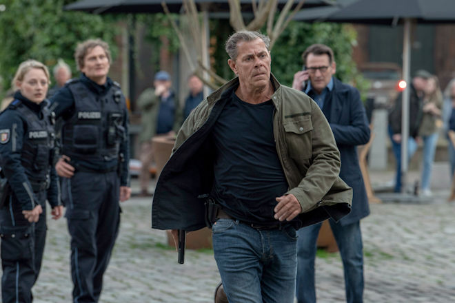 Finn Kiesewetter (Sven Martinek, 2. v.r.; mit Caroline Hellwig, Jörn Hentschel, 2. v.l., und Ingo Naujoks) nimmt die Verfolgung auf.